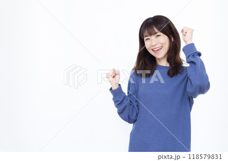 ガッツポーズをしている女性 ガッツポーズをしている女性 118579831