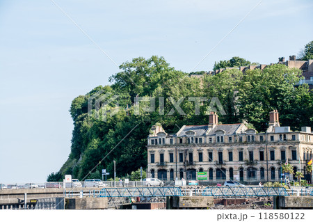海岸沿いと丘の上に並ぶレンガと三角屋根の家並み　南ウェールズの郊外の街並み 118580122