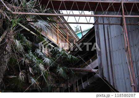 老朽化した工場 118580207