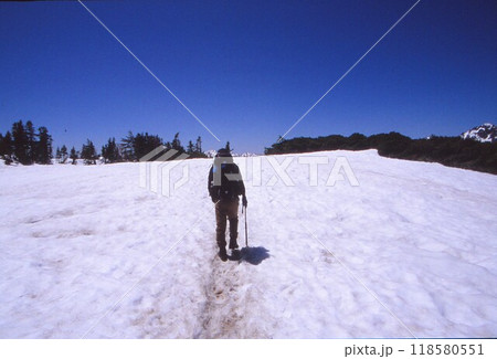 残雪を歩く 残雪を歩く 118580551