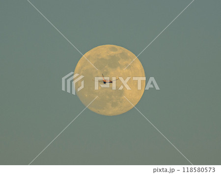 満月をバックに飛行する旅客機 満月をバックに飛行する旅客機 118580573