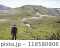 蝶が岳への稜線を歩く登山者 118580806