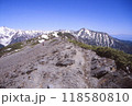 稜線を歩く登山者 118580810