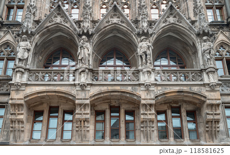 Exterior architecture design details of famous New Town Hall (Neue Rathaus). 118581625