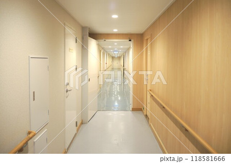 阪九フェリー「ひびき」の船内の通路 118581666