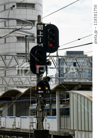 名古屋駅の3灯式信号機 118581750