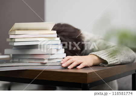 資格や勉強の量が大変な40代の女性 学び直しなど リスキリング 顔無し 資格や勉強の量が大変な40代の女性 学び直しなど リスキリング 顔無し 118581774