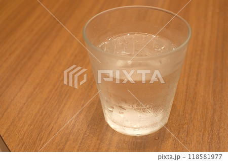 テーブルの上のコップに入った水 118581977