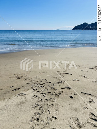 海と砂浜に残る足跡 118582025