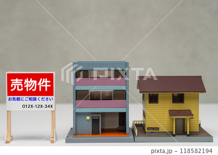 売物件の看板と戸建て住宅のイメージ 118582194