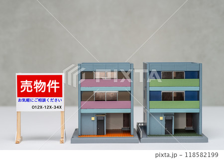 売物件の看板と戸建て住宅のイメージ 売物件の看板と戸建て住宅のイメージ 118582199
