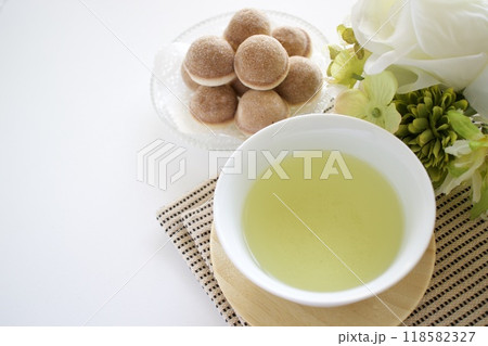 日本茶と鈴カステラ 日本茶と鈴カステラ 118582327