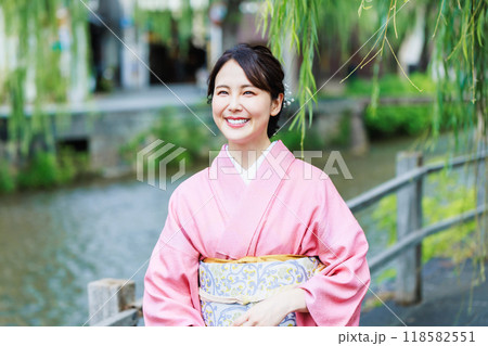 京都白川の柳並木を歩く着物姿の女性 118582551