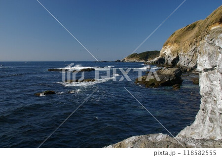 冬晴れの三浦半島最南端の城ヶ島公園下岸壁 冬晴れの三浦半島最南端の城ヶ島公園下岸壁 118582555