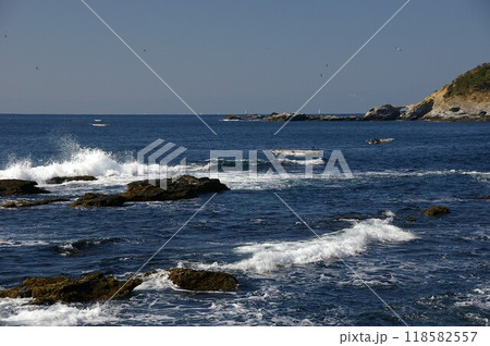 冬晴れの三浦半島最南端の城ヶ島公園から望む太平洋側の岩礁2 冬晴れの三浦半島最南端の城ヶ島公園から望む太平洋側の岩礁2 118582557