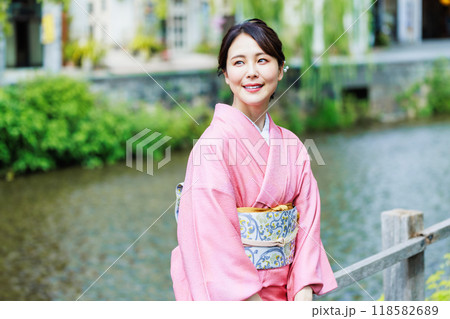 京都観光をする着物を着た女性 118582689