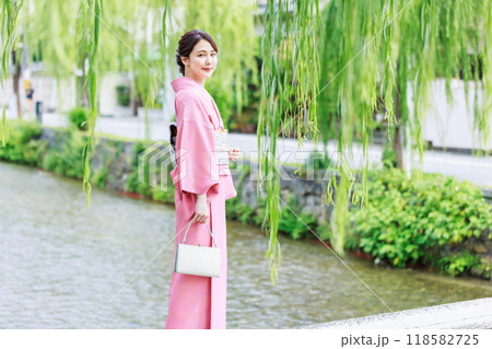 京都白川に架かる一本橋を渡る着物姿の女性 118582725