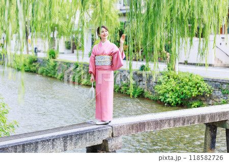 京都白川に架かる一本橋を渡る着物姿の女性 118582726