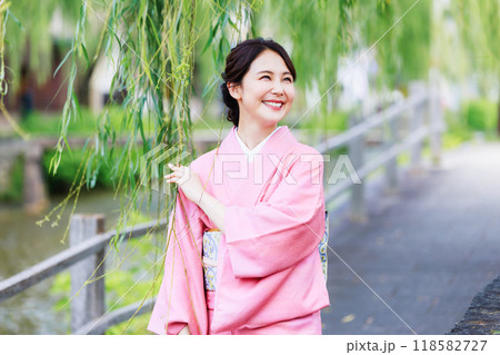 京都白川の柳並木を歩く着物姿の女性 118582727