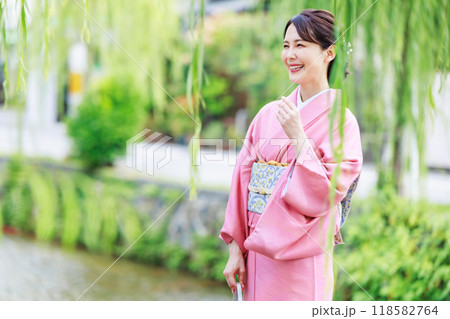 京都白川に架かる一本橋を渡る着物姿の女性 118582764