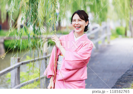 京都白川の柳並木を歩く着物姿の女性 118582765