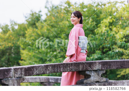 京都観光・白川古門前橋を渡る着物姿の女性 京都観光・白川古門前橋を渡る着物姿の女性 118582766