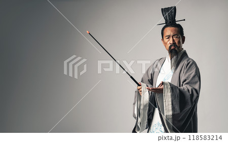 三国志に登場する諸葛孔明のような中国歴史上の人物が指示棒を持ってセミナーで説明するシーン 三国志に登場する諸葛孔明のような中国歴史上の人物が指示棒を持ってセミナーで説明するシーン 118583214