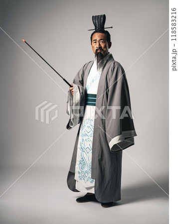 三国志に登場する諸葛孔明のような中国歴史上の人物が指示棒を持ってセミナーで説明するシーン 三国志に登場する諸葛孔明のような中国歴史上の人物が指示棒を持ってセミナーで説明するシーン 118583216