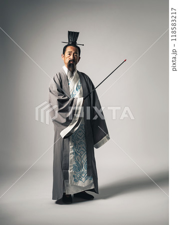三国志に登場する諸葛孔明のような中国歴史上の人物が指示棒を持ってセミナーで説明するシーン 三国志に登場する諸葛孔明のような中国歴史上の人物が指示棒を持ってセミナーで説明するシーン 118583217
