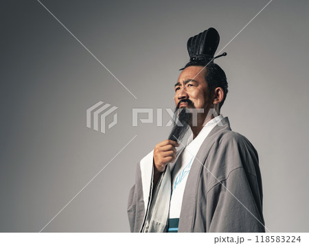 三国志に登場する諸葛孔明のような中国歴史上の人物が遠くを見るシーン 三国志に登場する諸葛孔明のような中国歴史上の人物が遠くを見るシーン 118583224