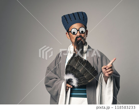 三国志に登場する諸葛孔明のような中国歴史上の軍師がパーティーで遊ぶシーン 118583233