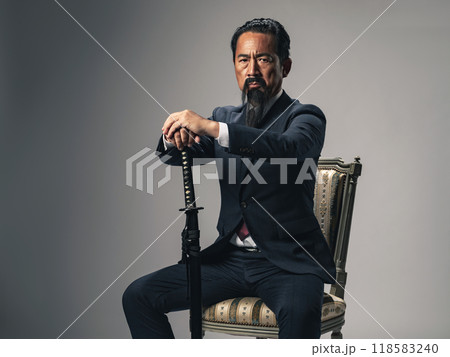 幕末や明治時代の偉人のような歴史上の人物の日本刀を持ったポートレート 118583240