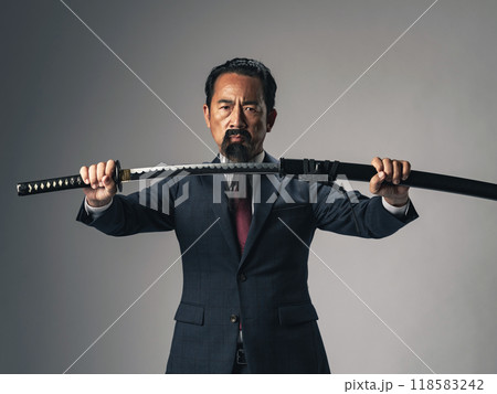 長ひげを生やした明治時代の偉人のような人物が日本刀を抜くシーン 長ひげを生やした明治時代の偉人のような人物が日本刀を抜くシーン 118583242