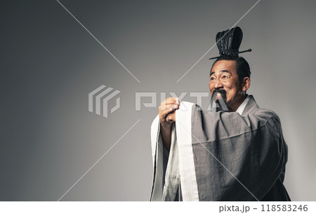 三国志に登場するような中国歴史上の人物が笑顔で挨拶するシーン 三国志に登場するような中国歴史上の人物が笑顔で挨拶するシーン 118583246
