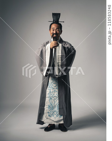 三国志に登場するような中国歴史上の人物が笑顔で挨拶するシーン 118583248