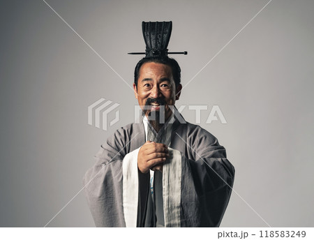 三国志に登場するような中国歴史上の人物が笑顔で挨拶するシーン 118583249