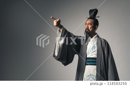 三国志に登場する諸葛孔明のような中国歴史上の人物が指揮を取るシーン 118583250