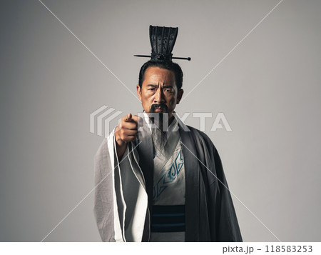 三国志に登場する諸葛孔明のような中国歴史上の人物が命令するシーン 118583253