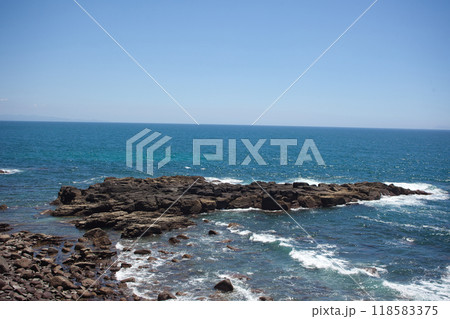 岩場から見える海 118583375