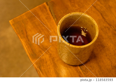 湯呑茶碗に注がれたほうじ茶 118583593