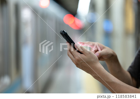 ホームでスマホを操作する人の手 118583841
