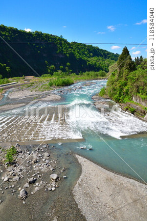 新緑の秋山郷 中津川(新潟県) 新緑の秋山郷 中津川(新潟県) 118584040