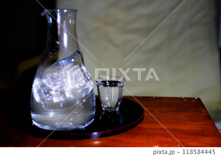 夜、程よく冷やした日本酒を、右スペース 118584445