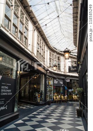 ガラスの天井の歴史的なアーケードの中に並ぶカフェとショップ　ウェールズの首都カーディフにて 118585249