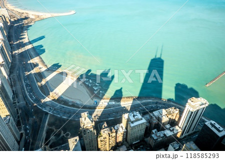 street views of city of chicago illinois on sunny day 118585293