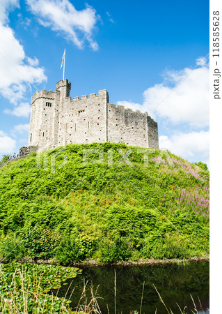 小さい丘の上に立つレンガと石造りの歴史的なカーディフ城　ウェールズの首都カーディフにて 118585628