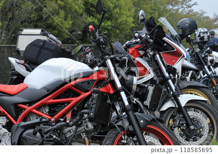 駐車場に並んだバイク 118585695