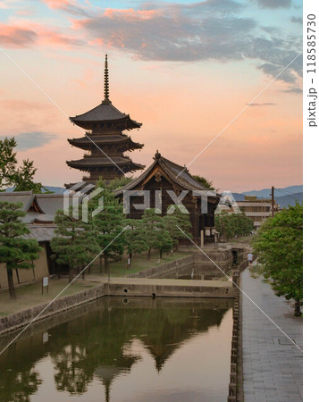 夕暮れの東寺とリフレクションの写真 夕暮れの東寺とリフレクションの写真 118585730