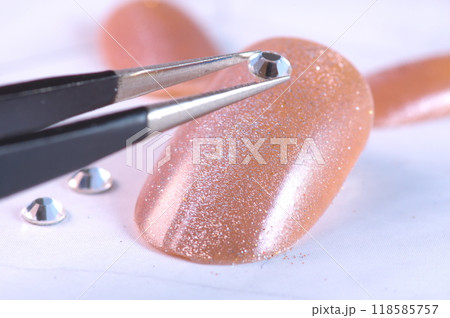 ネイルに宝石をつけるハンドメイド 118585757