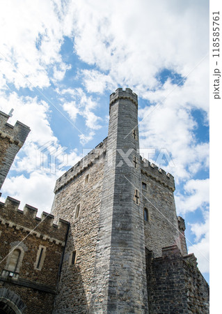 明る日差しの下のカーディフ城の敷地内にあるレンガと石造りの歴史的な建物 ウェールズの首都カーディフに 明る日差しの下のカーディフ城の敷地内にあるレンガと石造りの歴史的な建物 ウェールズの首都カーディフに 118585761